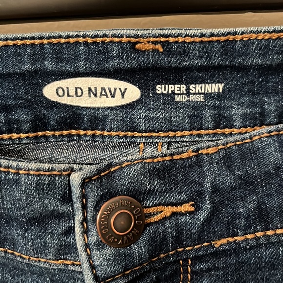 Old navy woman’s skinny jeans - Picture 2 of 2